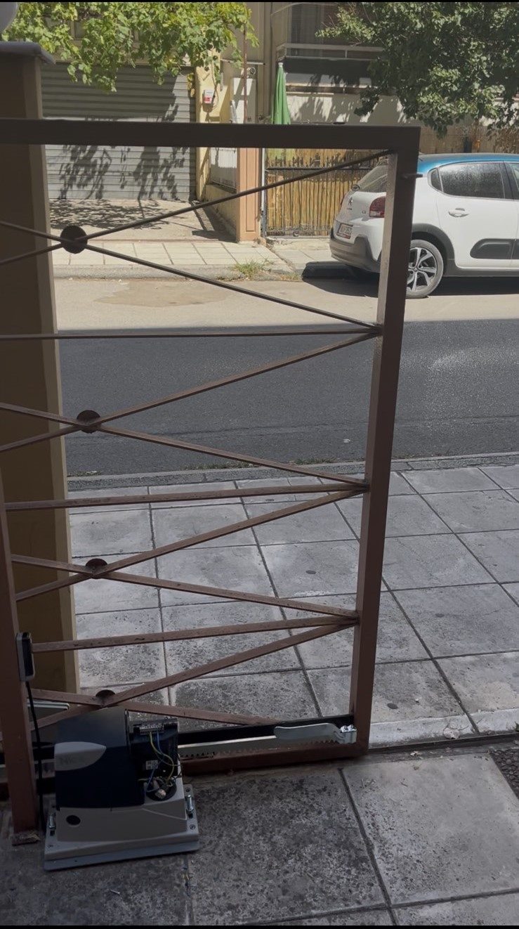 Λεπτομέρεια από μοτέρ σε καγκελόπορτα